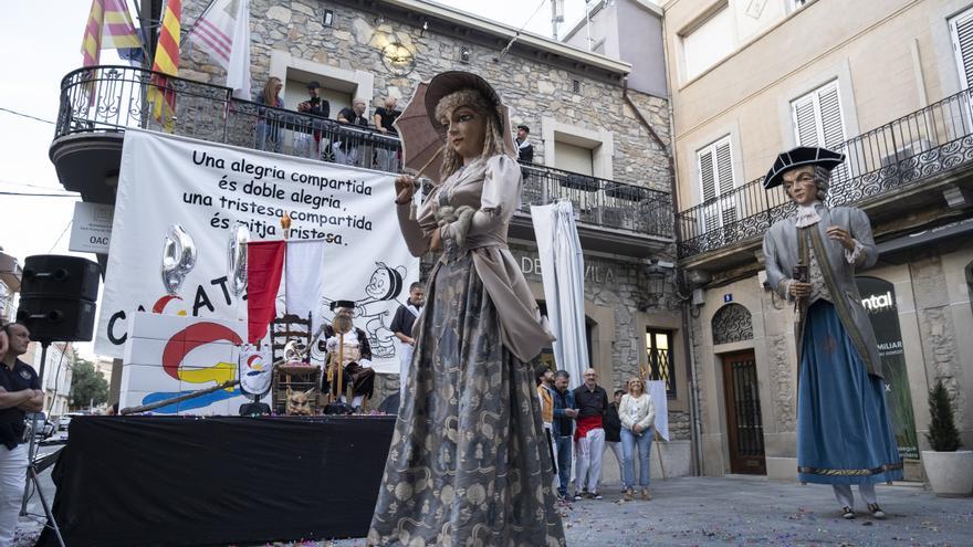 Els gegants de Sant Vicenç estrenen nou vestuari en la celebració dels 40 anys