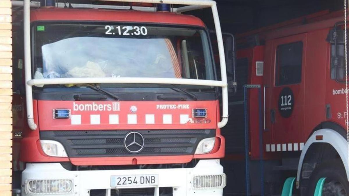 Extingeixen un foc de matolls a Sant Vicenç de Castellet, a tocar de l'escola Puigsoler