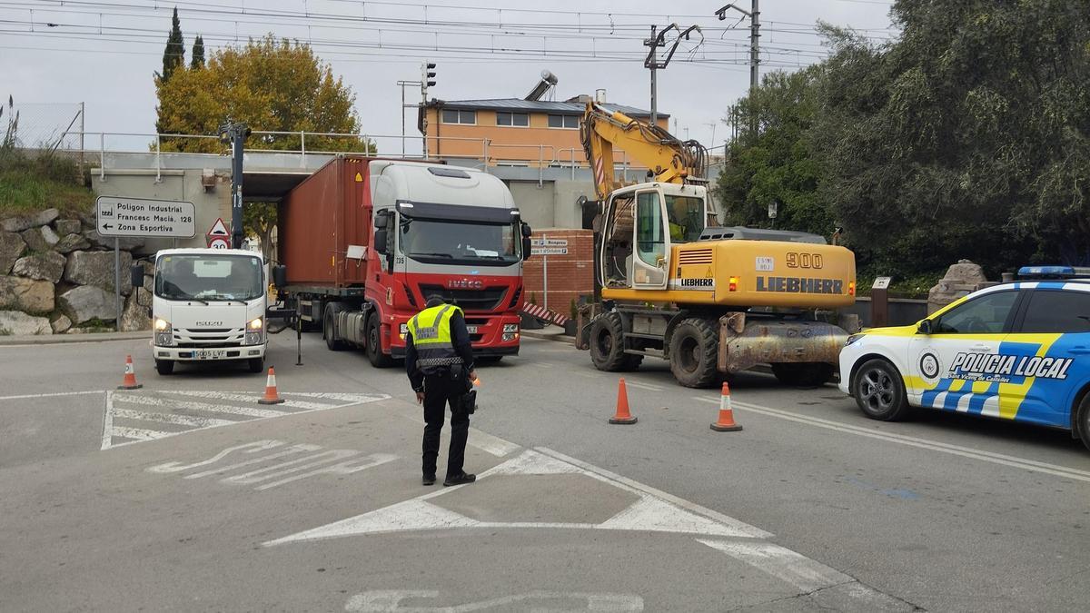 Un camió encallat dificulta el trànsit a l’interior de Sant Vicenç